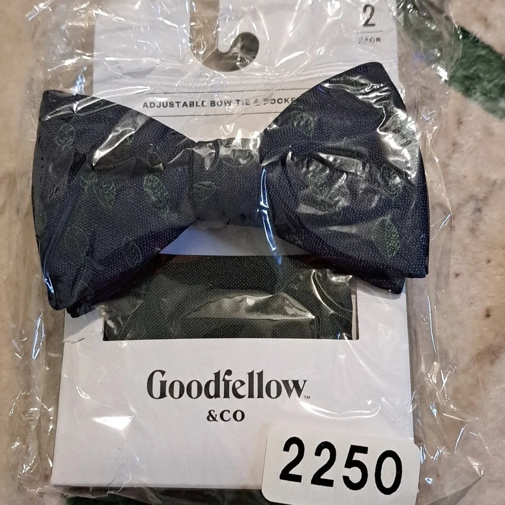 Goodfellow & Co Men's Adjustable Bow Tie & Pocket Square Set, Navy/Green
